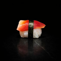 Nigiri de almeja roja