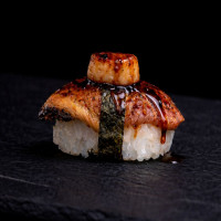 Nigiri de anguila flameado y foie